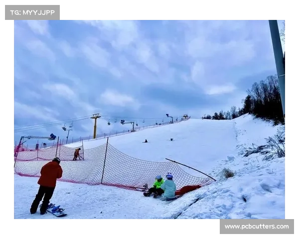 在白雪覆盖的赛道上世界滑雪好手展开激烈角逐速度与技巧完美融合 在白雪覆盖的赛道上世界滑雪好手展开激烈角逐速度与技巧完美融合